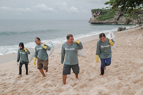 csj-innovator-series-PN_People-Planet-Beach Cleanup-Balangan-beach-Bali-Indonesia